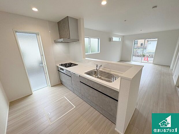 リビングと統一感があり、使い勝手のいいキッチン。広々としているので、二人並んで作業が出来ちゃいます。お子様と一緒に色々なお料理に挑戦できるスペースがあります。 