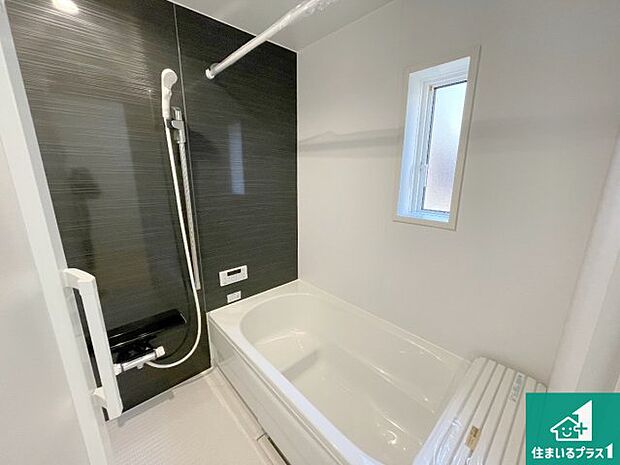 足をゆったり伸ばして寛げる浴槽です。窓が設けられていますので差し込む光が明るく穏やかな雰囲気にしてくれます♪浴室乾燥機も設置しているので、雨の日の洗濯物も安心です♪