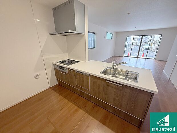 リビングと統一感があり、使い勝手のいいキッチン。広々としているので、二人並んで作業が出来ちゃいます。お子様と一緒に色々なお料理に挑戦できるスペースがあります。