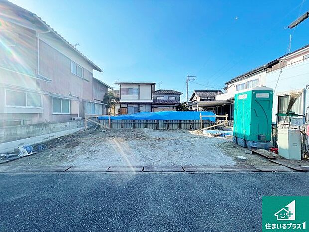 周辺は落ち着いた街並みの住宅地！子育てがしやすい住環境です！まだ未完成ですが、現地でしかわからない事もございます。是非一度ご覧ください。