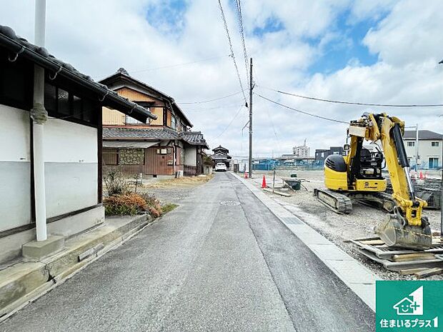 周辺は落ち着いた街並みの住宅地！子育てがしやすい住環境です！まだ未完成ですが、現地でしかわからない事もございます。是非一度ご覧ください。