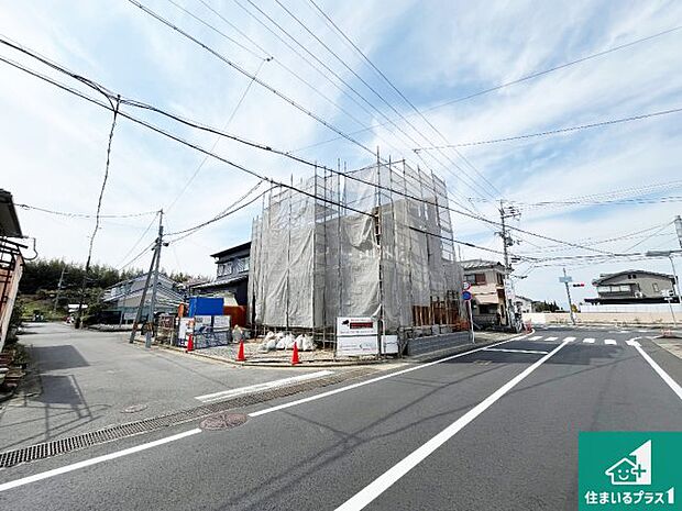 周辺は落ち着いた街並みの住宅地!子育てがしやすい住環境です!まだ未完成ですが、現地でしかわからない事もございます。是非一度ご覧ください。