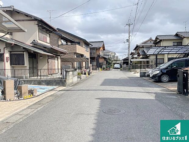 周辺は落ち着いた街並みの住宅地!子育てがしやすい住環境です!まだ未完成ですが、現地でしかわからない事もございます。是非一度ご覧ください。