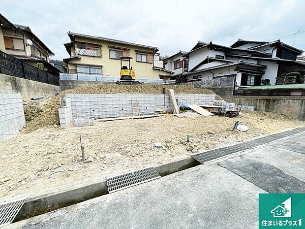 周辺は落ち着いた街並みの住宅地！子育てがしやすい住環境です！まだ未完成ですが、現地でしかわからない事もございます。是非一度ご覧ください。