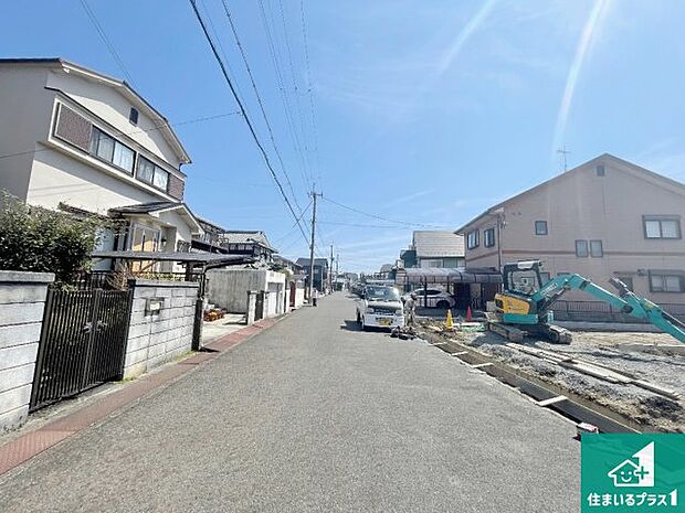 周辺は落ち着いた街並みの住宅地！子育てがしやすい住環境です！まだ未完成ですが、現地でしかわからない事もございます。是非一度ご覧ください。