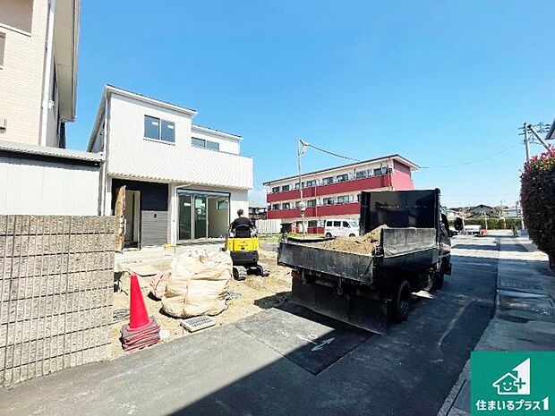 周辺は落ち着いた街並みの住宅地！子育てがしやすい住環境です！まだ未完成ですが、現地でしかわからない事もございます。是非一度ご覧ください。