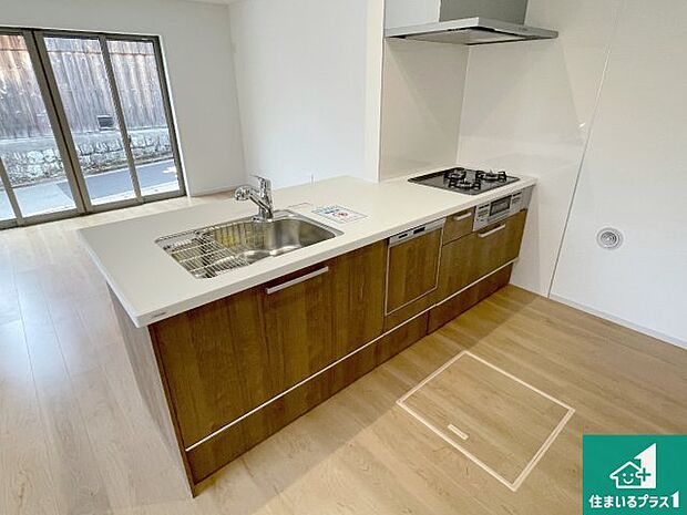 リビングと統一感があり、使い勝手のいいキッチン。広々としているので、二人並んで作業が出来ちゃいます。お子様と一緒に色々なお料理に挑戦できるスペースがあります。