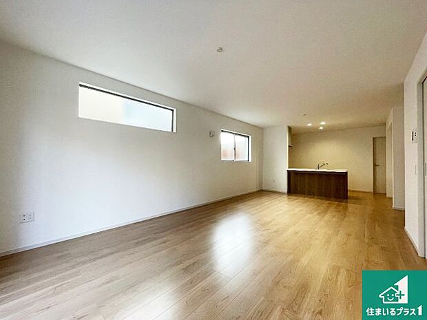 シンプルなリビングは、観葉植物等のインテリアを楽しめますね！パパ好みにも、ママ好みにも家具次第で雰囲気を変えることができます！