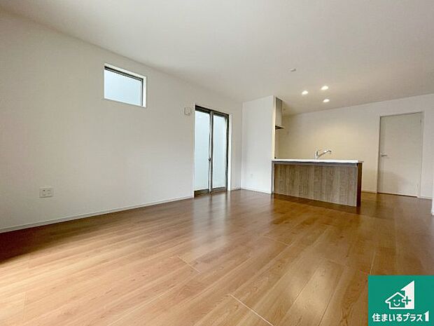 シンプルなリビングは、観葉植物等のインテリアを楽しめますね!パパ好みにも、ママ好みにも家具次第で雰囲気を変えることができます!