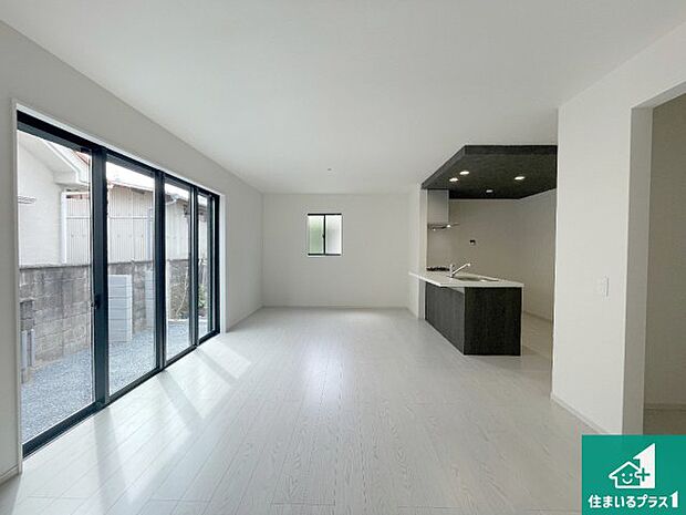 シンプルなリビングは、観葉植物等のインテリアを楽しめますね!パパ好みにも、ママ好みにも家具次第で雰囲気を変えることができます!