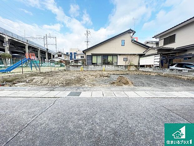 周辺は落ち着いた街並みの住宅地！子育てがしやすい住環境です！まだ未完成ですが、現地でしかわからない事もございます。是非一度ご覧ください。