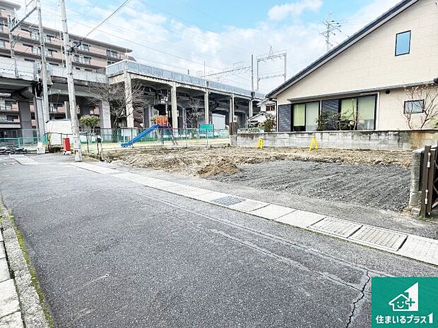 周辺は閑静な住宅街です。前面道路もしっかりと有りますので車の出し入れも安心ですよ！