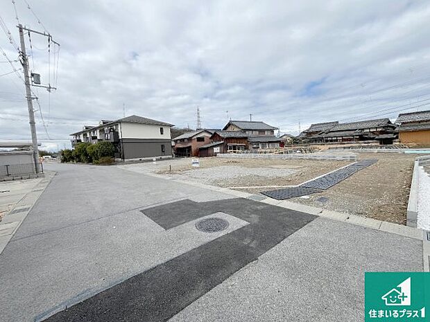 周辺は落ち着いた街並みの住宅地!子育てがしやすい住環境です!まだ未完成ですが、現地でしかわからない事もございます。是非一度ご覧ください。