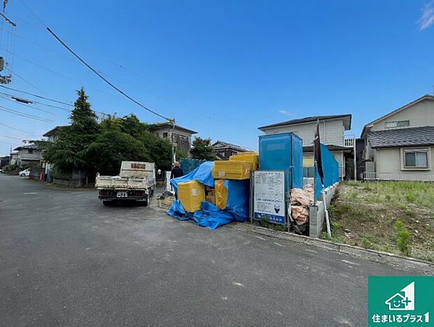 周辺は落ち着いた街並みの住宅地!子育てがしやすい住環境です!まだ未完成ですが、現地でしかわからない事もございます。是非一度ご覧ください。