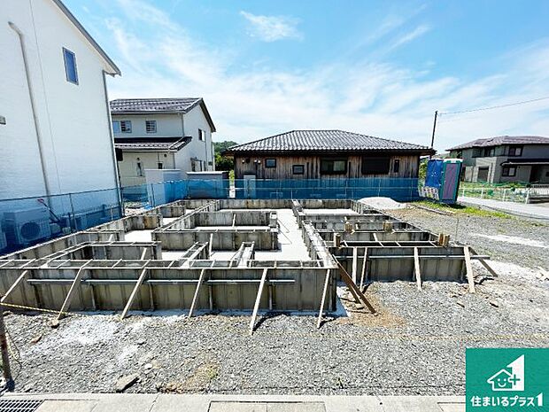 周辺は落ち着いた街並みの住宅地!子育てがしやすい住環境です!まだ未完成ですが、現地でしかわからない事もございます。是非一度ご覧ください。