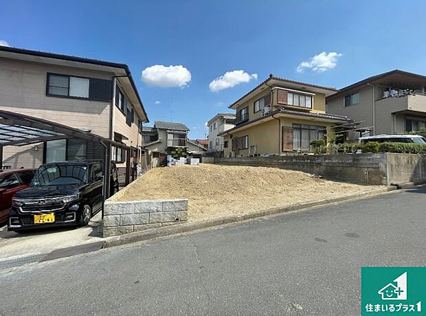 周辺は落ち着いた街並みの住宅地！子育てがしやすい住環境です！まだ未完成ですが、現地でしかわからない事もございます。是非一度ご覧ください。