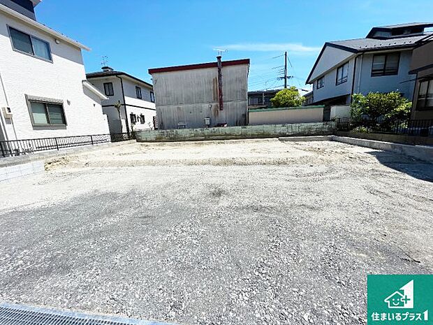 周辺は落ち着いた街並みの住宅地！子育てがしやすい住環境です！まだ未完成ですが、現地でしかわからない事もございます。是非一度ご覧ください。