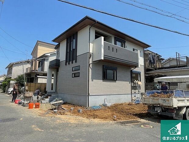 周辺は落ち着いた街並みの住宅地!子育てがしやすい住環境です!まだ未完成ですが、現地でしかわからない事もございます。是非一度ご覧ください。