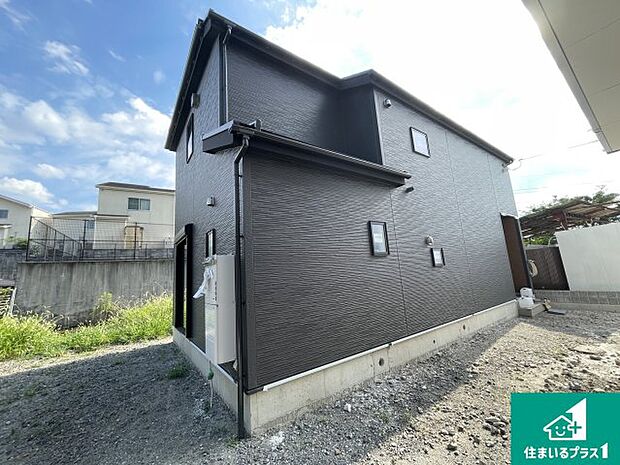 周辺は落ち着いた街並みの住宅地!子育てがしやすい住環境です!まだ未完成ですが、現地でしかわからない事もございます。是非一度ご覧ください。