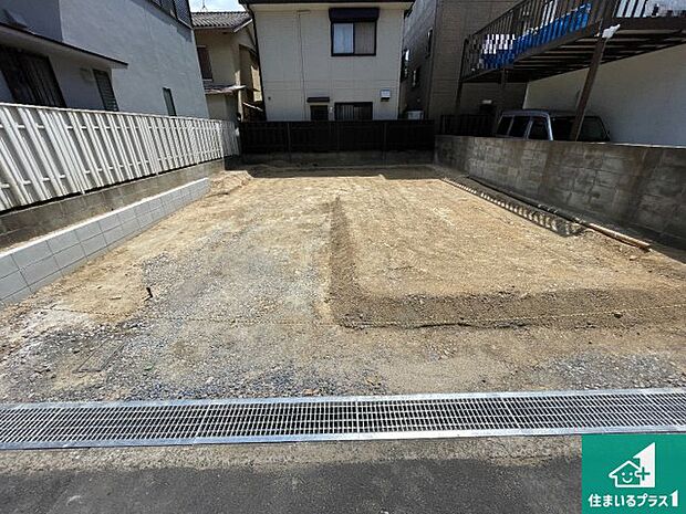 周辺は落ち着いた街並みの住宅地!子育てがしやすい住環境です!まだ未完成ですが、現地でしかわからない事もございます。是非一度ご覧ください。