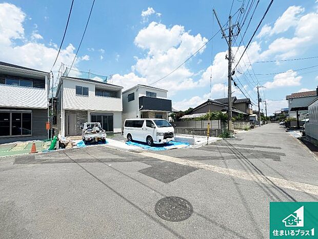 周辺は落ち着いた街並みの住宅地!子育てがしやすい住環境です!まだ未完成ですが、現地でしかわからない事もございます。是非一度ご覧ください。