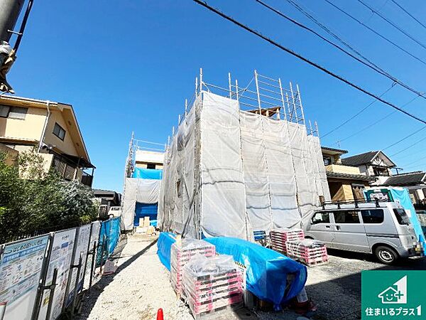 周辺は落ち着いた街並みの住宅地！子育てがしやすい住環境です！まだ未完成ですが、現地でしかわからない事もございます。是非一度ご覧ください。