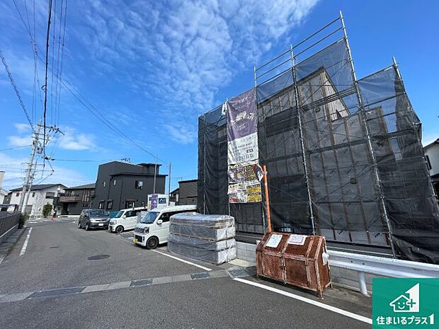周辺は落ち着いた街並みの住宅地！子育てがしやすい住環境です！まだ未完成ですが、現地でしかわからない事もございます。是非一度ご覧ください。