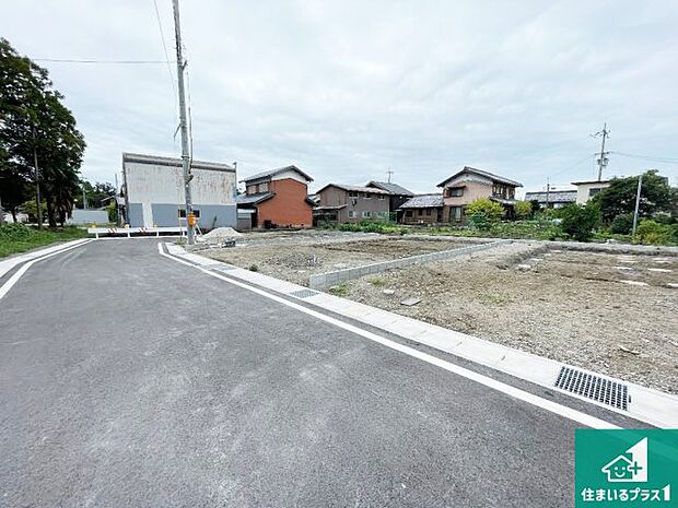 周辺は落ち着いた街並みの住宅地!子育てがしやすい住環境です!まだ未完成ですが、現地でしかわからない事もございます。是非一度ご覧ください。