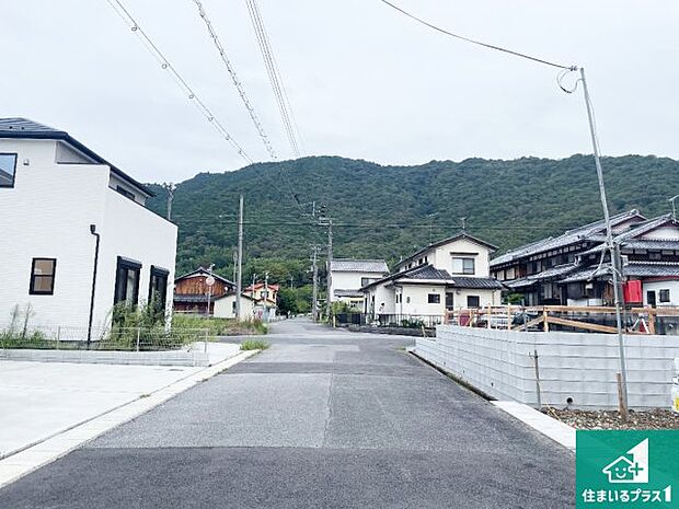 周辺は落ち着いた街並みの住宅地！子育てがしやすい住環境です！まだ未完成ですが、現地でしかわからない事もございます。是非一度ご覧ください。 