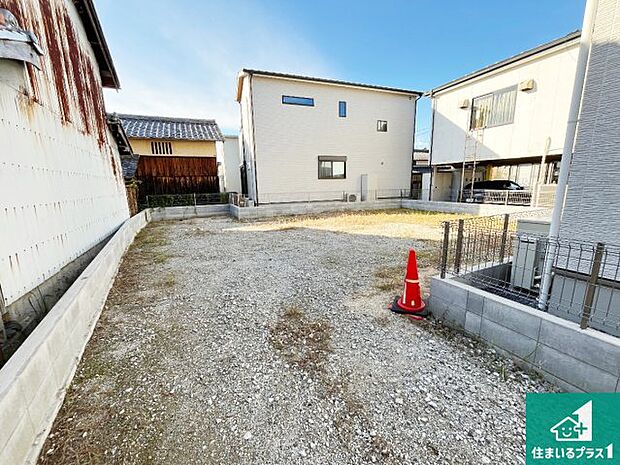 周辺は落ち着いた街並みの住宅地！子育てがしやすい住環境です！まだ未完成ですが、現地でしかわからない事もございます。是非一度ご覧ください。