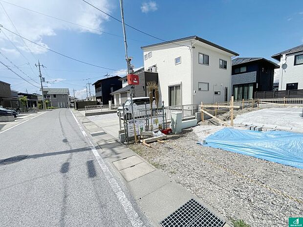 周辺は落ち着いた街並みの住宅地!子育てがしやすい住環境です!まだ未完成ですが、現地でしかわからない事もございます。是非一度ご覧ください。