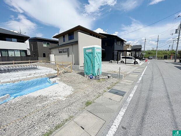 周辺は落ち着いた街並みの住宅地!子育てがしやすい住環境です!まだ未完成ですが、現地でしかわからない事もございます。是非一度ご覧ください。