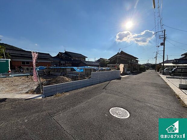 周辺は落ち着いた街並みの住宅地！子育てがしやすい住環境です！まだ未完成ですが、現地でしかわからない事もございます。是非一度ご覧ください。 