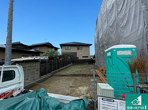 周辺は落ち着いた街並みの住宅地!子育てがしやすい住環境です!まだ未完成ですが、現地でしかわからない事もございます。是非一度ご覧ください。
