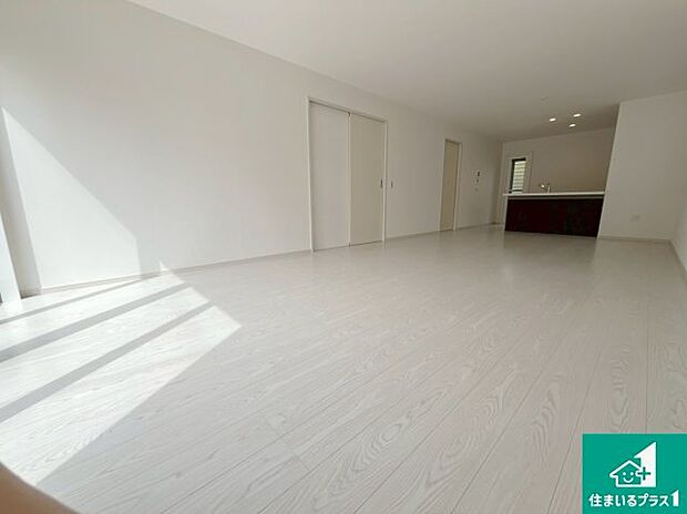 【居間・リビング】日当たり良好の明るいリビングで朝の目覚めもスッキリできそう！対面キッチンでご家族のコミュニケーションも自然と増える設計！小さなお子様が遊ぶスペースを作っても広々とくつろげるLDK！