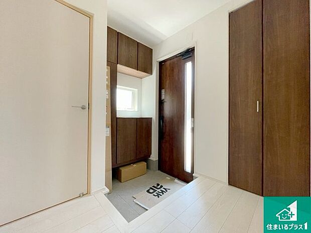 【玄関】シューズボックスにはたくさんの靴が収納できるので玄関周りはいつもスッキリ!ご家族が増えても安心!