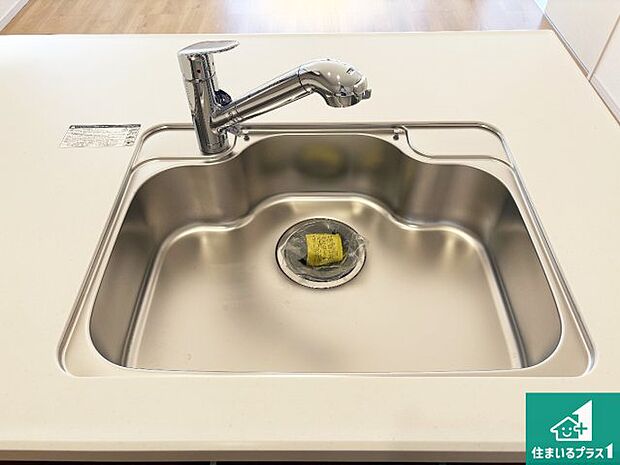 【キッチンシンク】蛇口の先端に浄水器を内蔵しています!原水と浄水、お湯と冷水、シャワーの切替えがワンタッチなので用途によって使い分けられます。