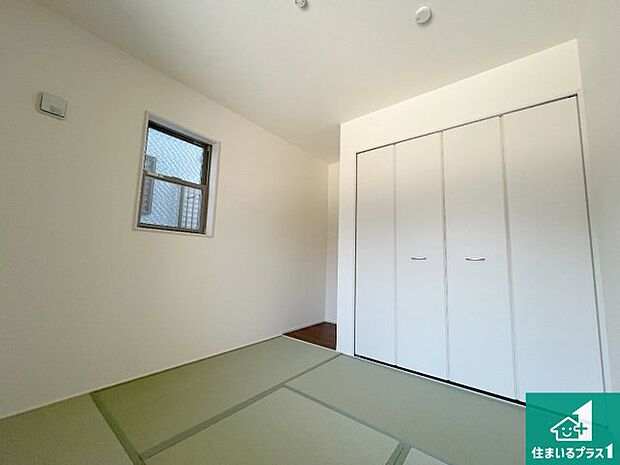 【和室】一室あると便利な和室は客間としてだけでなく、小さなお子様のプレイルームや食後のくつろぎスペースとしてもご利用いただけます。収納もついていますので大活躍間違いなし!