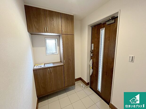 【玄関】シューズボックスにはたくさんの靴が収納できるので玄関周りはいつもスッキリ!ご家族が増えても安心!