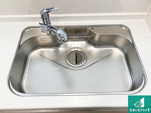 【シンク】蛇口の先端に浄水器を内蔵しています!原水と浄水、お湯と冷水、シャワーの切替えがワンタッチなので用途によって使い分けられます。