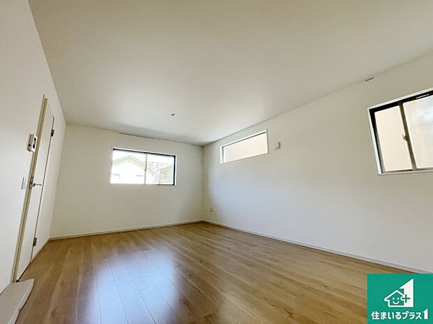 【居間・リビング】日当たり良好の明るいリビングで朝の目覚めもスッキリできそう！対面キッチンでご家族のコミュニケーションも自然と増える設計！小さなお子様が遊ぶスペースを作っても広々とくつろげるLDK！