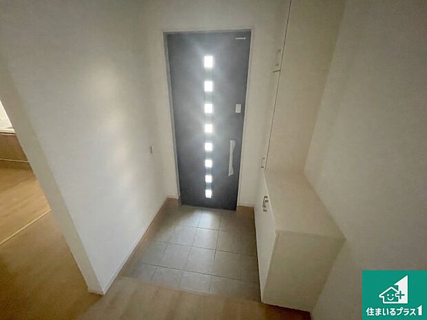 【玄関】シューズボックスにはたくさんの靴が収納できるので玄関周りはいつもスッキリ！ご家族が増えても安心！