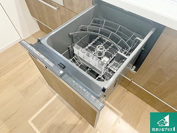 【食洗機】食事後の一仕事、食器洗いをボタン一つでお任せできちゃいます！場所を取らないビルトイン式なので、お料理スペースもしっかり確保！