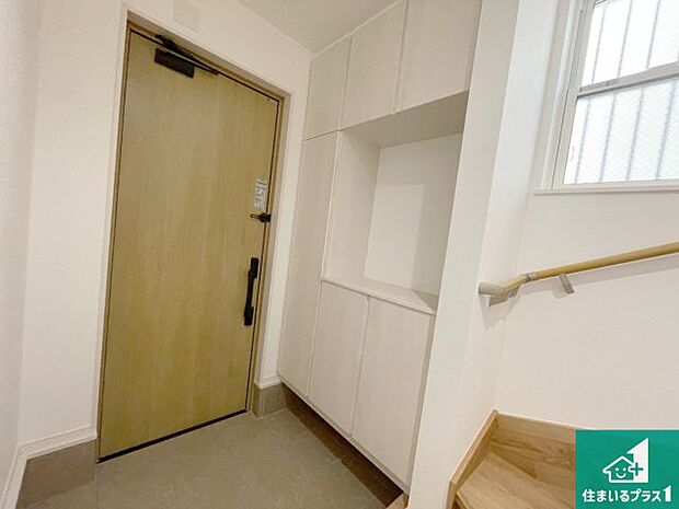 【玄関】シューズボックスにはたくさんの靴が収納できるので玄関周りはいつもスッキリ！ご家族が増えても安心！