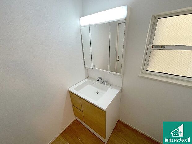 【独立洗面台】清潔感のある洗面台です。フラットな鏡は掃除がしやすく毎日清潔！鏡裏には収納があるのでスッキリとした洗面台が保てます。