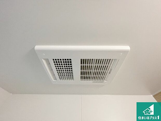 【浴室暖房乾燥機】四季を通して快適なバスライフをお手伝いする浴室暖房乾燥機！浴室の乾燥・暖房・涼風・換気はもちろん、２４時間換気にも対応！ 