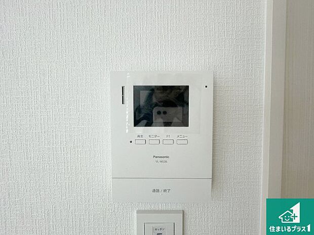 【カラーモニターインターホン】声だけでなく来訪者の姿や顔がモニターで確認できるので、小さなお子様がいらっしゃるご家庭でも安心できます！