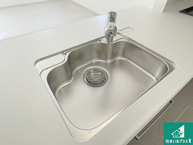 【キッチンシンク】蛇口の先端に浄水器を内蔵しています！原水と浄水、お湯と冷水、シャワーの切替えがワンタッチなので用途によって使い分けられます。