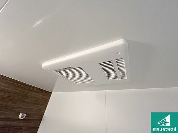 【浴室暖房乾燥機】四季を通して快適なバスライフをお手伝いする浴室暖房乾燥機!浴室の乾燥・暖房・涼風・換気はもちろん、24時間換気にも対応!