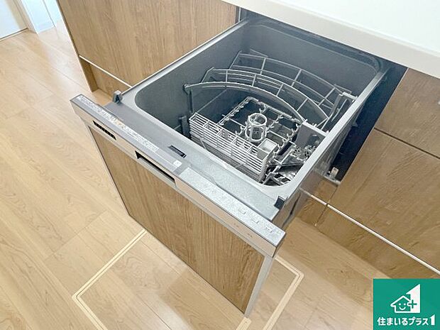 【食洗機】食事後の一仕事、食器洗いをボタン一つでお任せできちゃいます！場所を取らないビルトイン式なので、お料理スペースもしっかり確保！